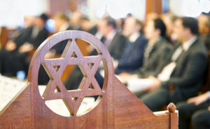 ƒекоративный дерев€нный элемент интерьера синагоги в виде звезды ƒавида